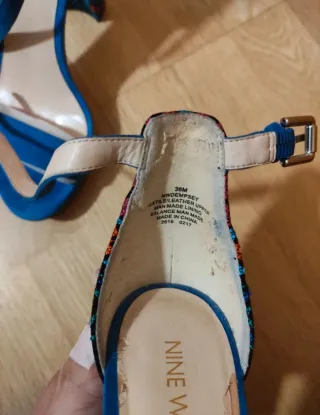 Sandalias tacón bordado azul y multicolor