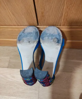 Sandalias tacón bordado azul y multicolor