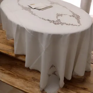 Tovaglia beige con pizzo