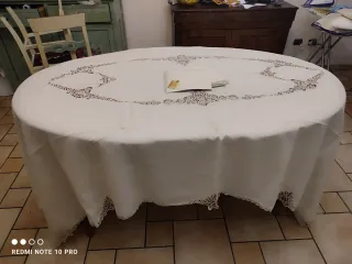 Tovaglia beige con pizzo