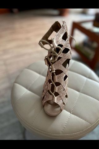 Zapatos de baile dorados y plateados