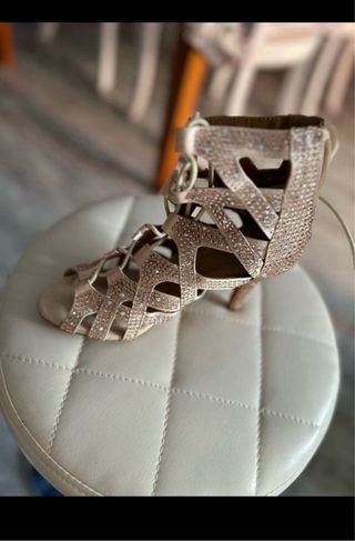 Zapatos de baile dorados y plateados