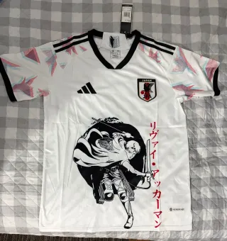 Camiseta Japón x Attack on Titan Levi