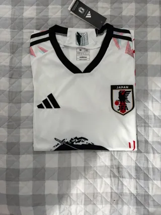 Camiseta Japón x Attack on Titan Levi