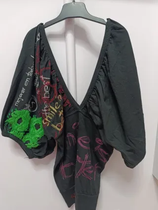 Camiseta Desigual negra manga abullonada