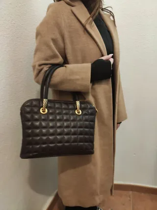 Bolso acolchado marrón con detalles dorados