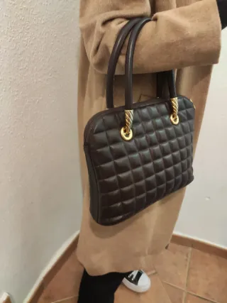 Bolso acolchado marrón con detalles dorados