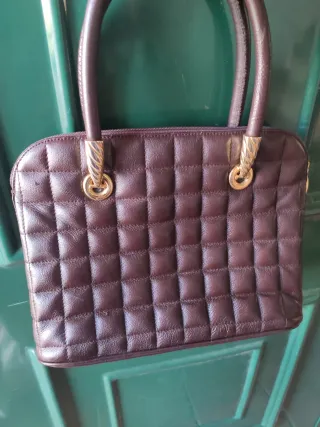 Bolso acolchado marrón con detalles dorados