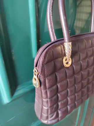 Bolso acolchado marrón con detalles dorados