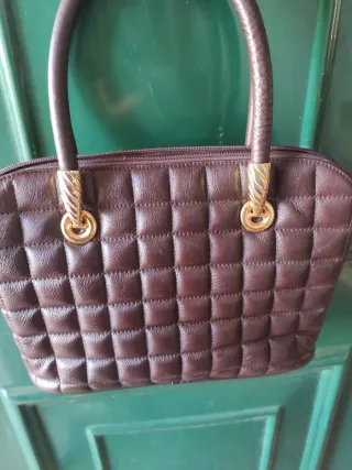 Bolso acolchado marrón con detalles dorados