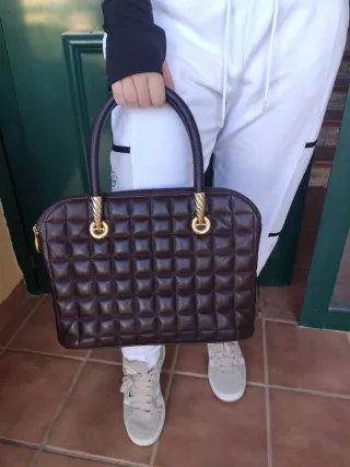 Bolso acolchado marrón con detalles dorados