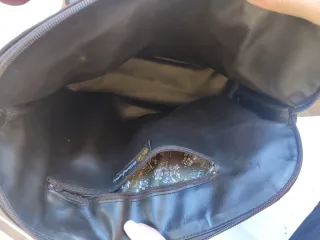 Bolso acolchado marrón con detalles dorados