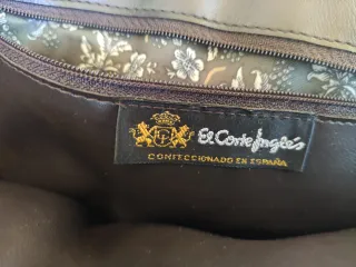 Bolso acolchado marrón con detalles dorados