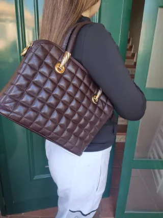 Bolso acolchado marrón con detalles dorados