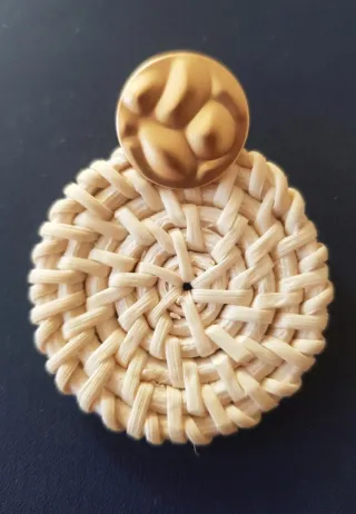 Pendientes de rafia beige y dorados