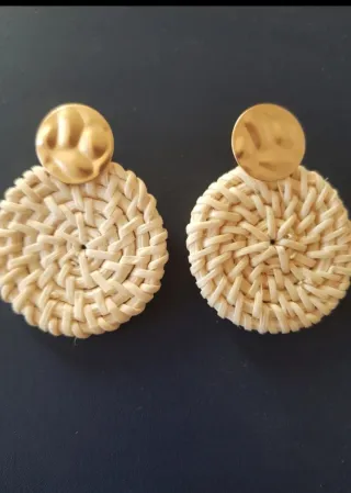 Pendientes de rafia beige y dorados