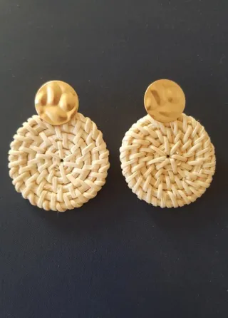 Pendientes de rafia beige y dorados