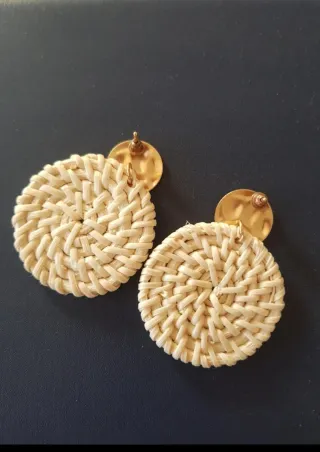 Pendientes de rafia beige y dorados