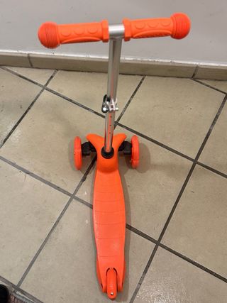Patinete infantil 3 ruedas naranja con luces