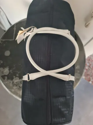 Bolso de viaje azul y blanco