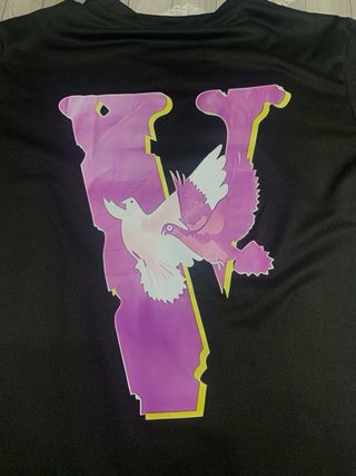 Camiseta VLONE Negra con Diseño de Palomas