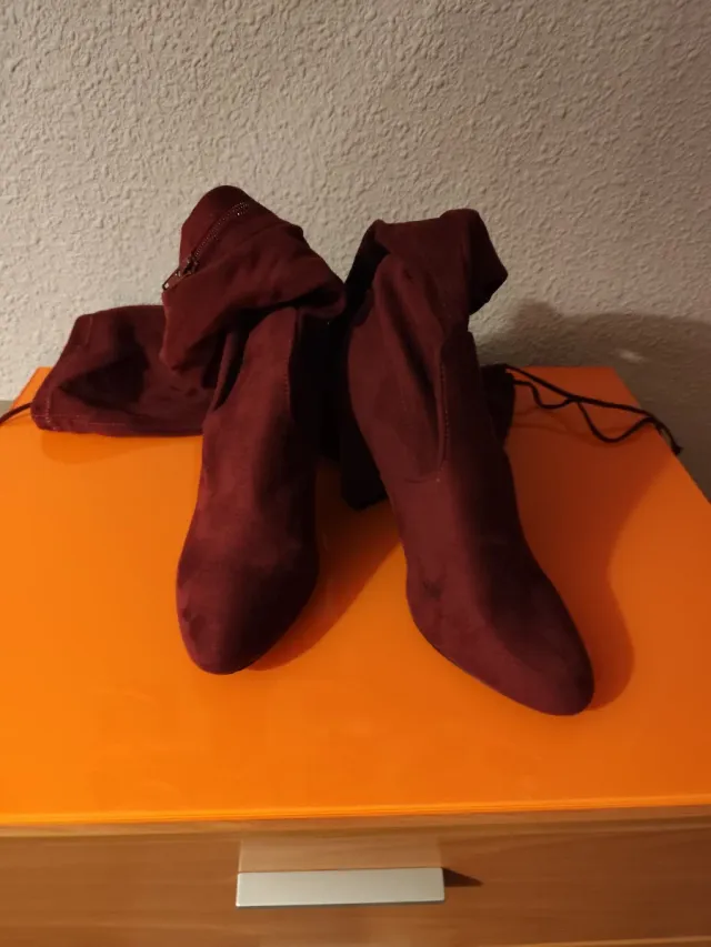 BOTAS ALTAS POR ENCIMA DE LA RODILLA.GRANATES