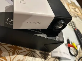 Mini proyector LED blanco y negro