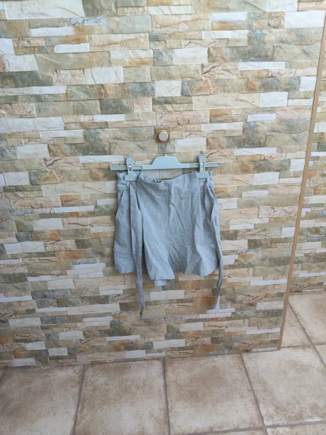 Pantalones cortos grises con cinturón