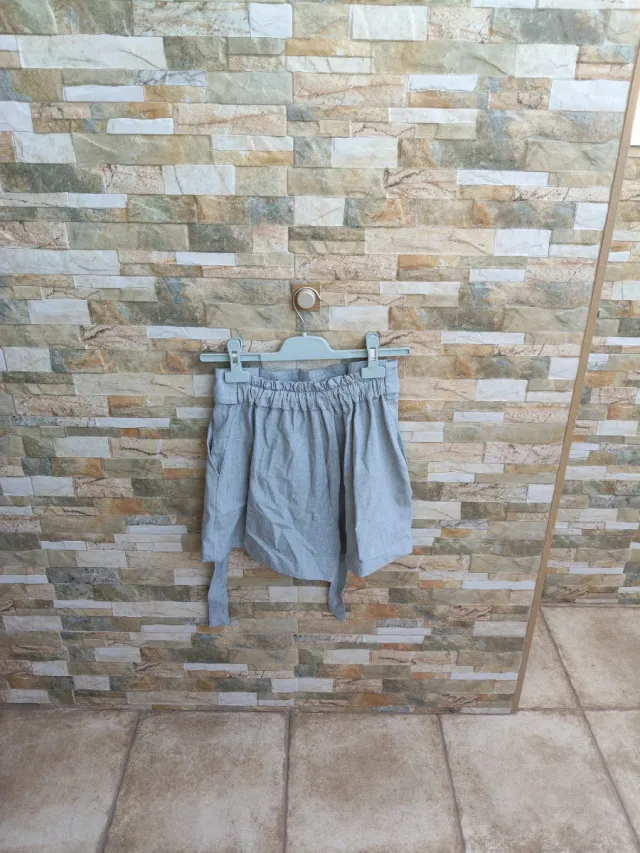 Pantalones cortos grises con cinturón
