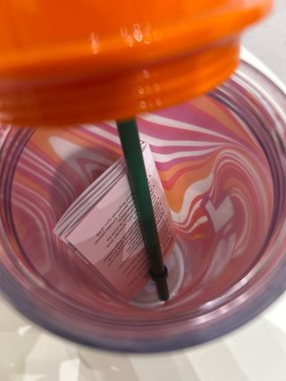 Vaso mediano Starbucks con pajita