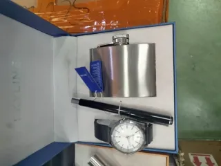 Set de Regalo SKYLINE: Reloj, Pluma y Petaca