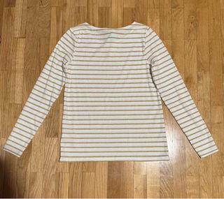 Camisa de rayas doradas y blancas