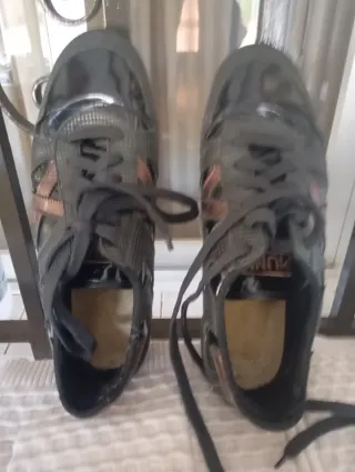 Deportivas negras y doradas