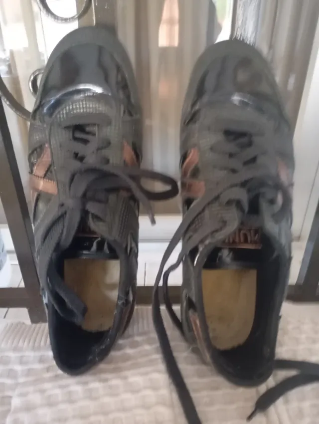 Deportivas negras y doradas