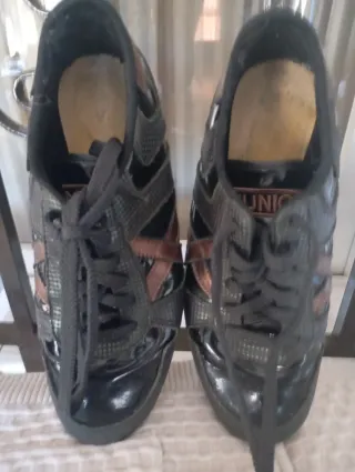 Deportivas negras y doradas