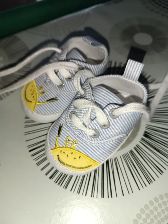 Zapatillas bebé rayas con dibujo