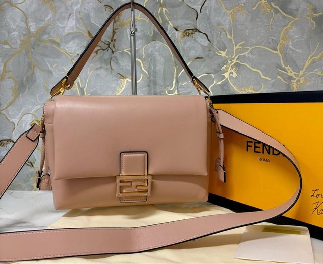 Borsa Fendi Pelle Nera Dettagli Oro