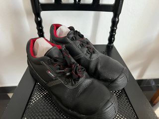 Zapatos de seguridad Cofra negros y rojos