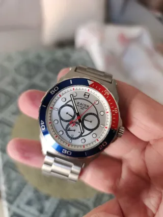 Reloj Racer con bisel estilo Pepsi