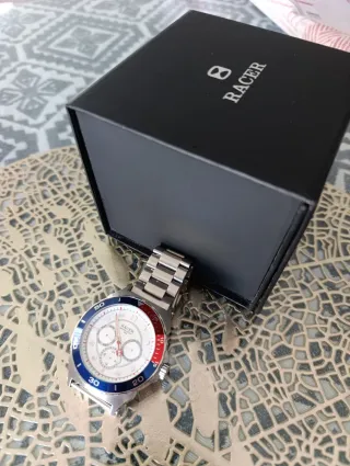 Reloj Racer con bisel estilo Pepsi