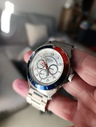 Reloj Racer con bisel estilo Pepsi