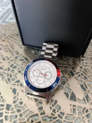 Reloj Racer con bisel estilo Pepsi
