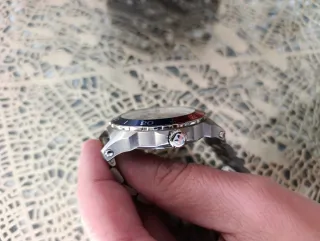 Reloj Racer con bisel estilo Pepsi