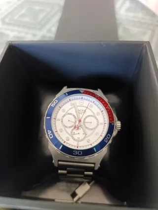 Reloj Racer con bisel estilo Pepsi