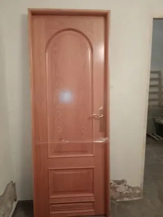 Puerta madera maciza con cristal a 80€: