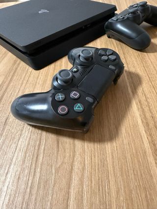 Ps4 Slim 1TB Negra + 2 Mandos