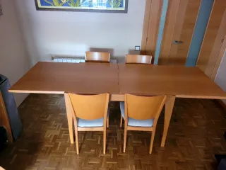 Mesa de comedor de madera y 4 sillas.