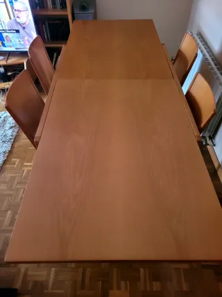 Mesa de comedor de madera y 4 sillas.