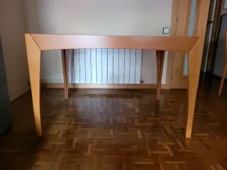 Mesa de comedor de madera y 4 sillas.