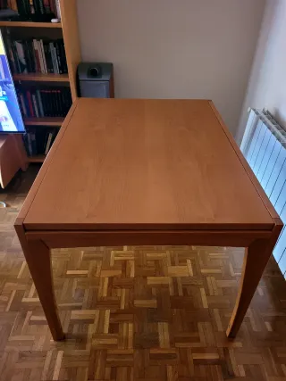 Mesa de comedor de madera y 4 sillas.